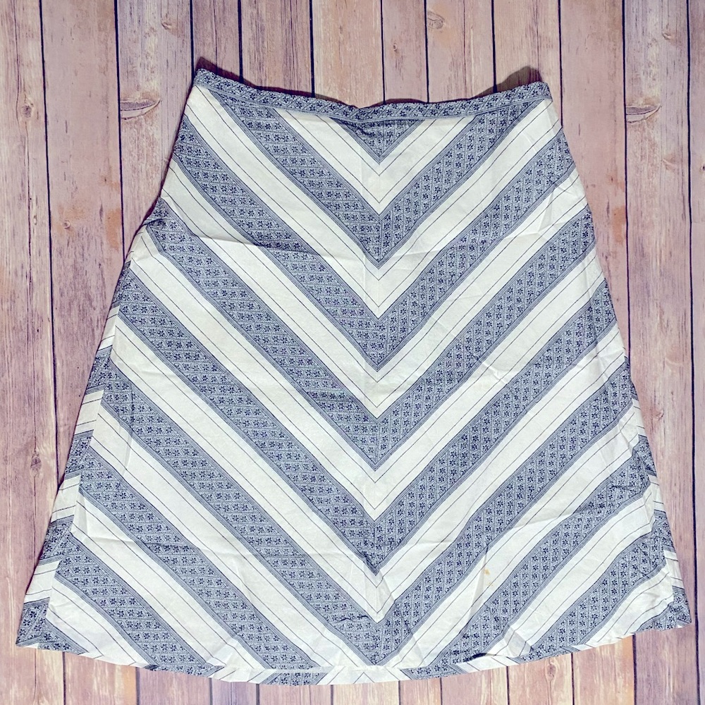 Ann Taylor LOFT skirt - Size 8 - Navy and White